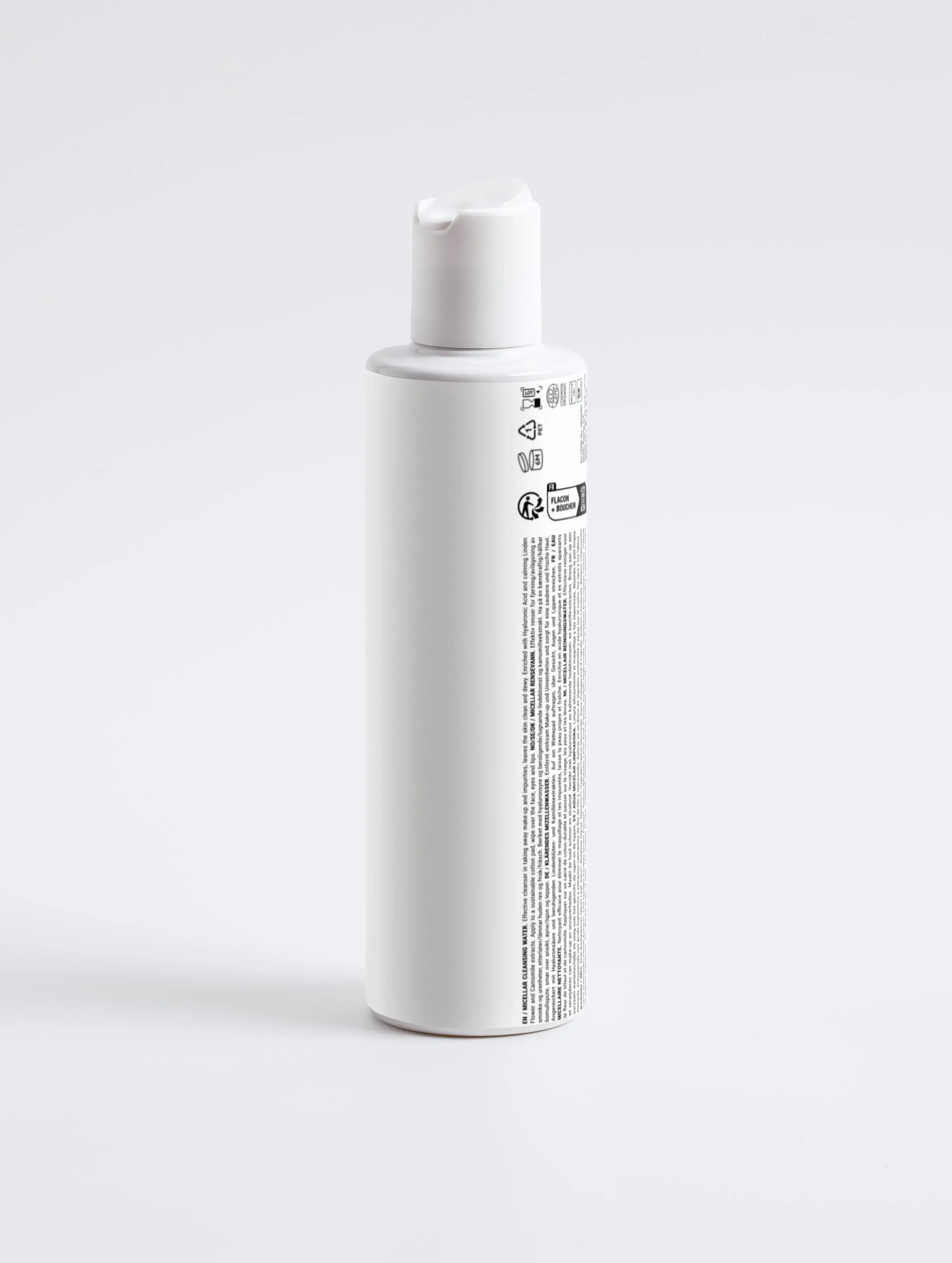 Witte skincare fles met klikdop en productinformatie, minimalistisch design, op witte achtergrond.