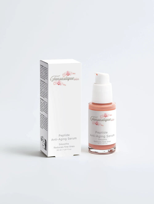 Peptide anti-aging serum flacon naast verpakking, luxe huidverzorging tegen fijne lijntjes.
