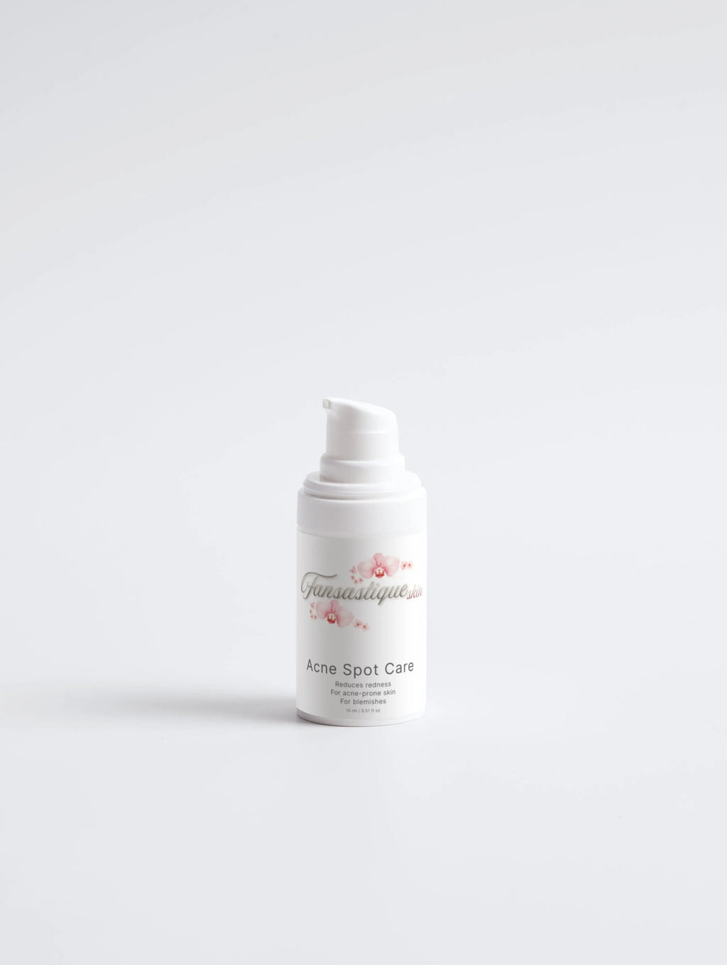 Witte fles Acne Spot Care serum voor huidverzorging tegen onzuiverheden op witte achtergrond.