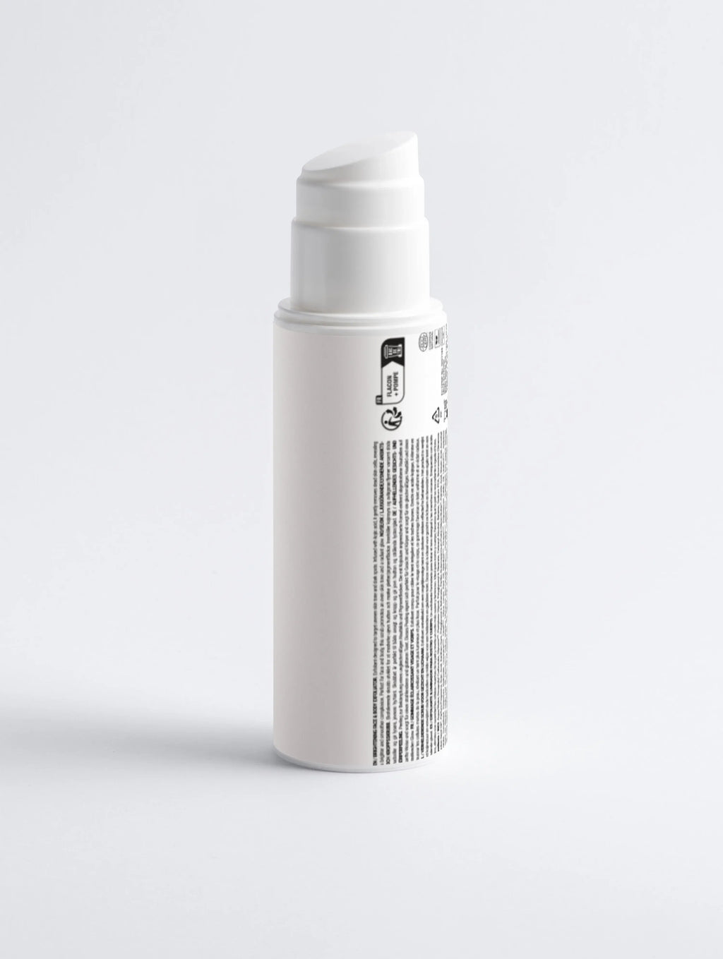 Witte skincare pompflacon op witte achtergrond, luxe huidverzorging verpakking