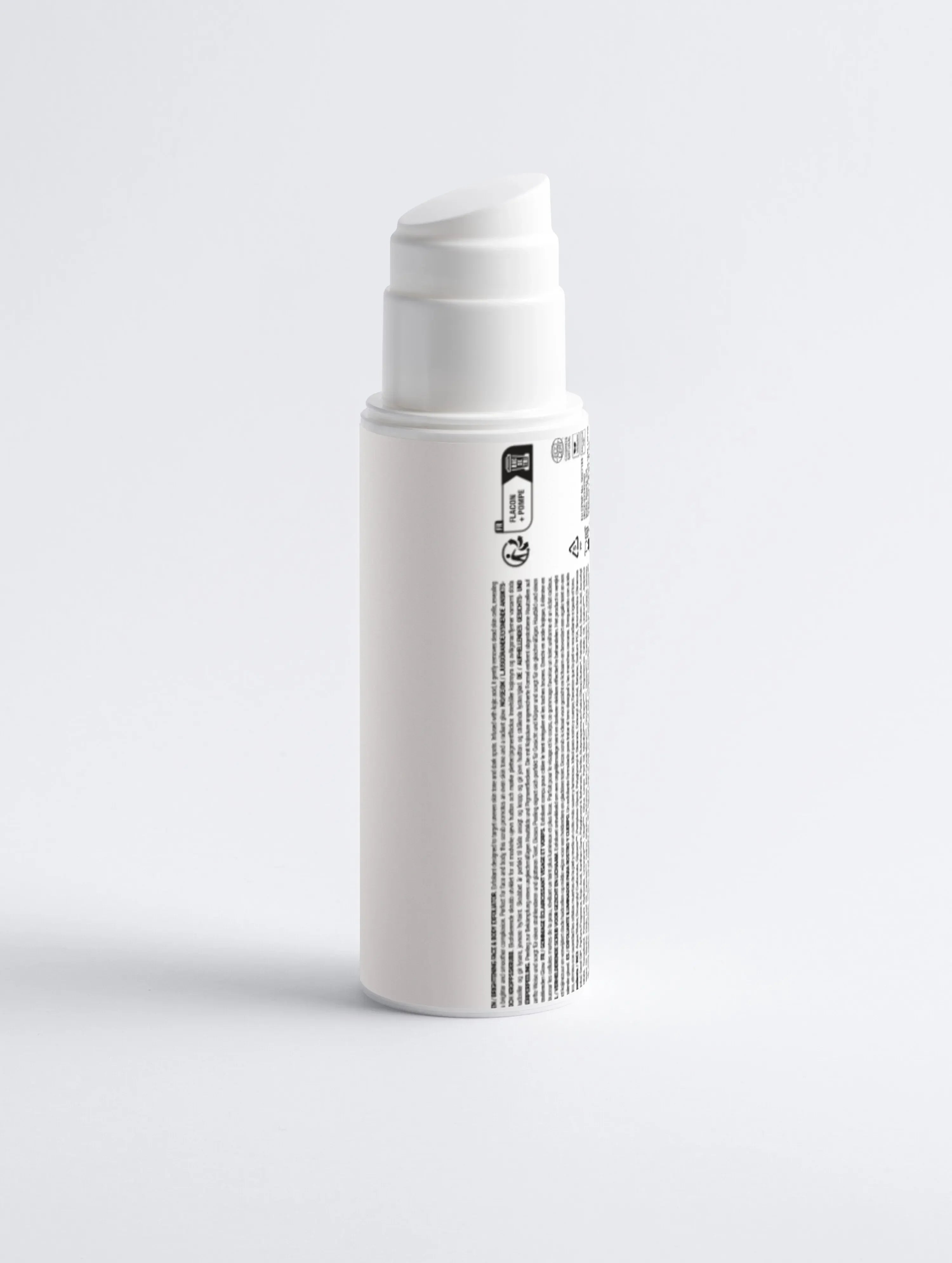 Witte skincare pompflacon op witte achtergrond, luxe huidverzorging verpakking