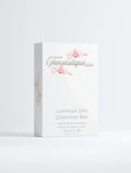 Luxe skincare set voor hydratatie en donkere kringen in witte doos met roze bloemen.
