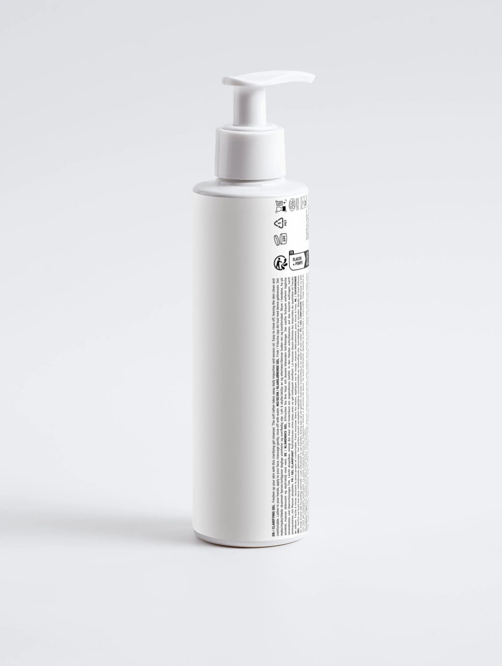 Witte skincare pompflacon op witte achtergrond, geschikt voor luxe gezichtsverzorging.