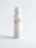 Witte flacon van exfoliërende gezichts- en lichaamscrème met kojic acid op lichte achtergrond.