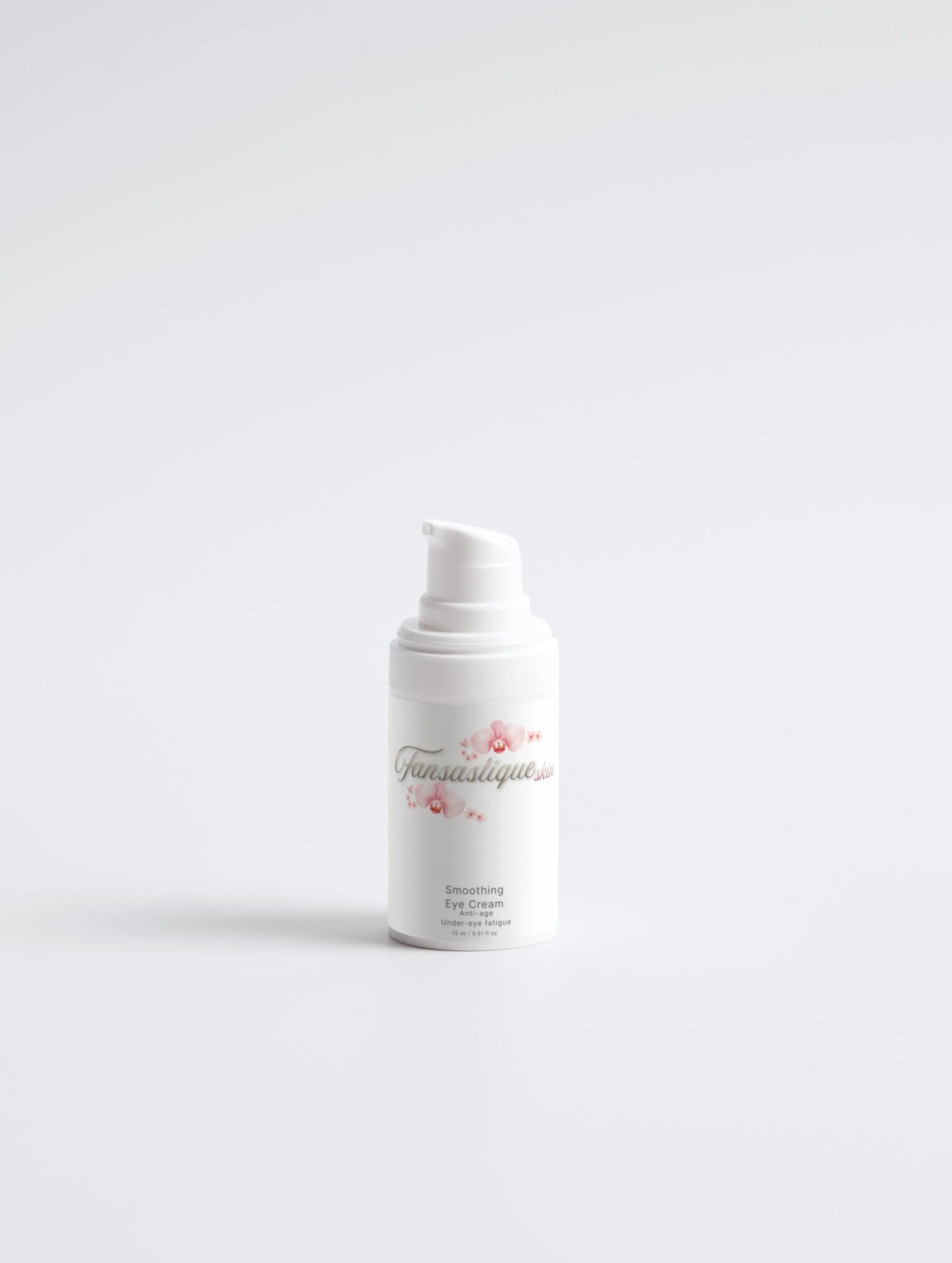 Witte fles Smoothing Eye Cream met pompje op witte achtergrond, luxe huidverzorging.