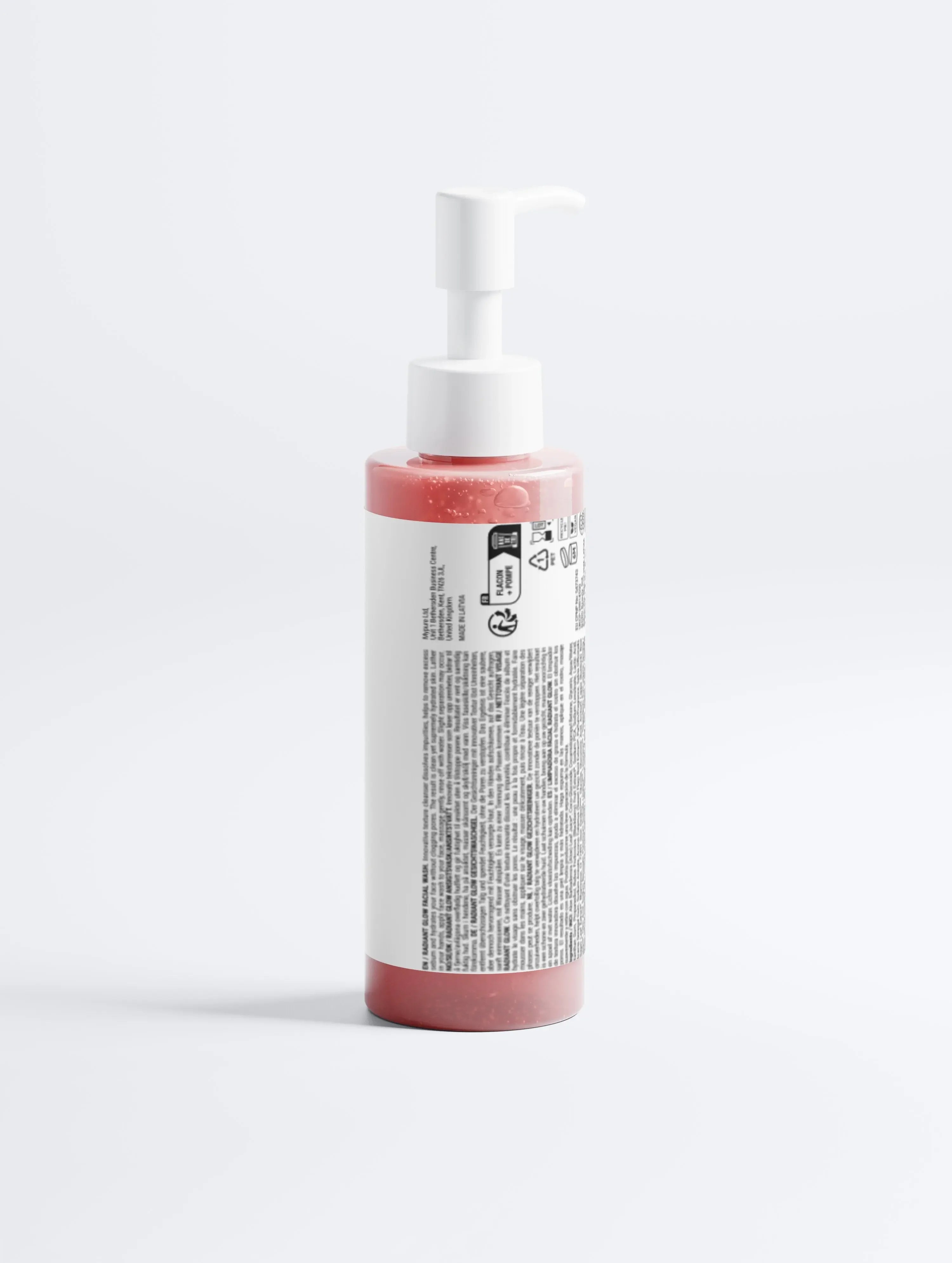 Luxe huidverzorging pompflacon met roze gel, witte etiketten en pomp, minimalistische achtergrond.