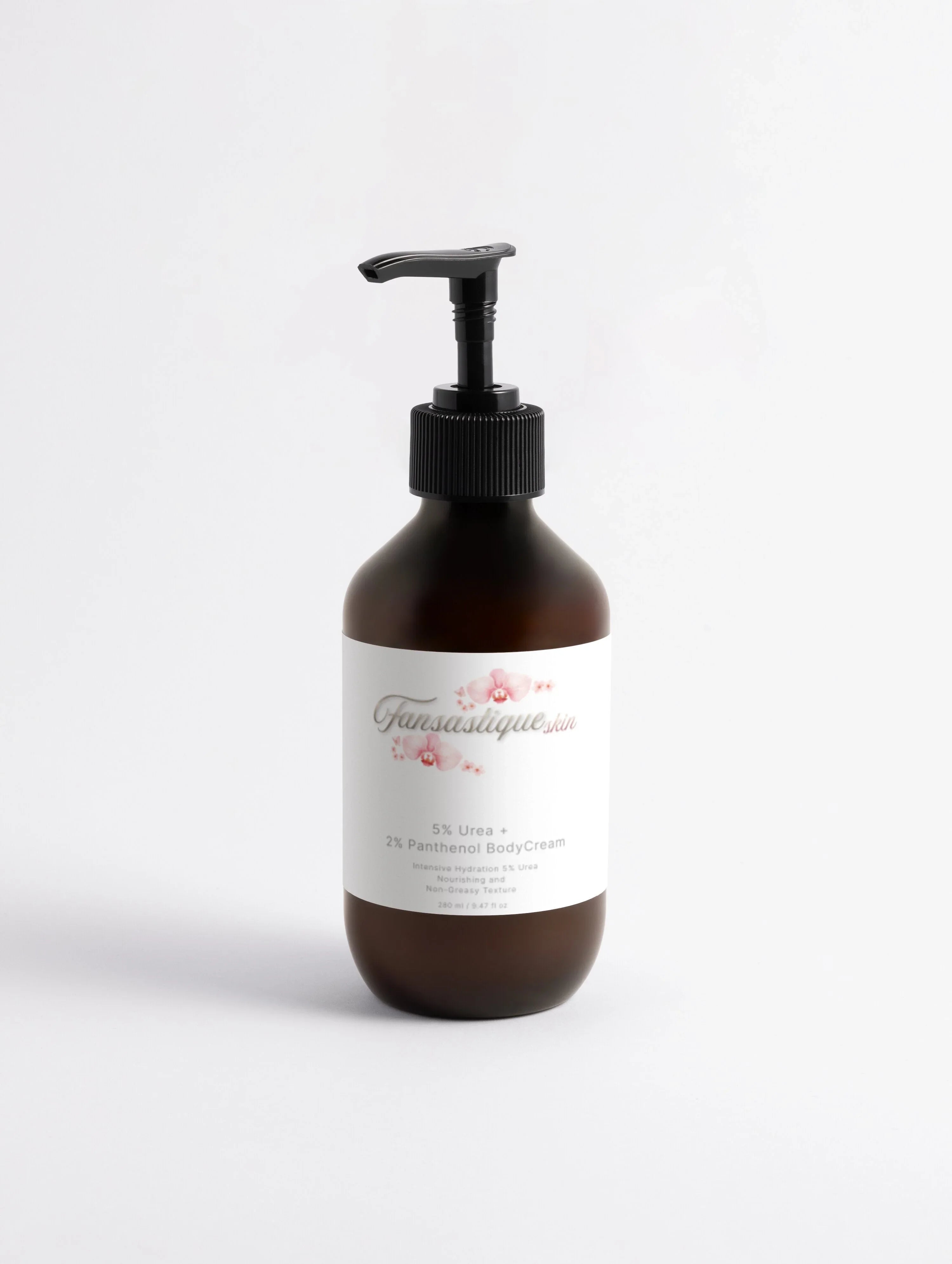 Bruine pompflacon met label '5% Urea + 2% Panthenol BodyCream' voor luxe huidverzorging.