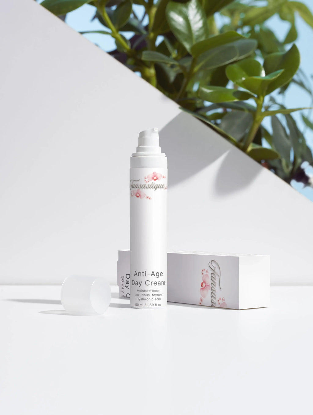 Anti-age dagcrème met hyaluronzuur op witte achtergrond, luxe huidverzorging, planten op achtergrond