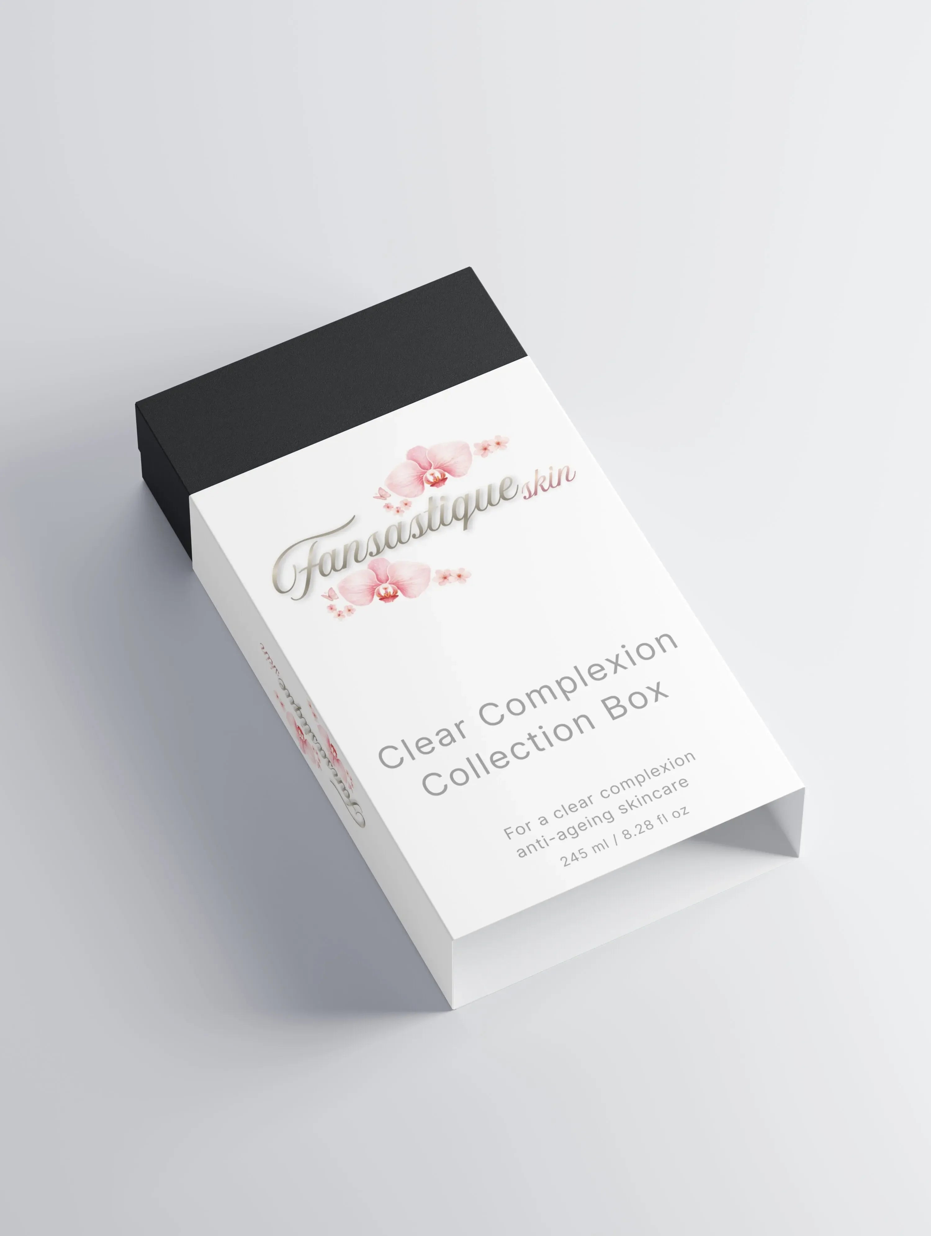 Witte luxe huidverzorging doos met bloemendetail voor heldere teint en anti-aging.