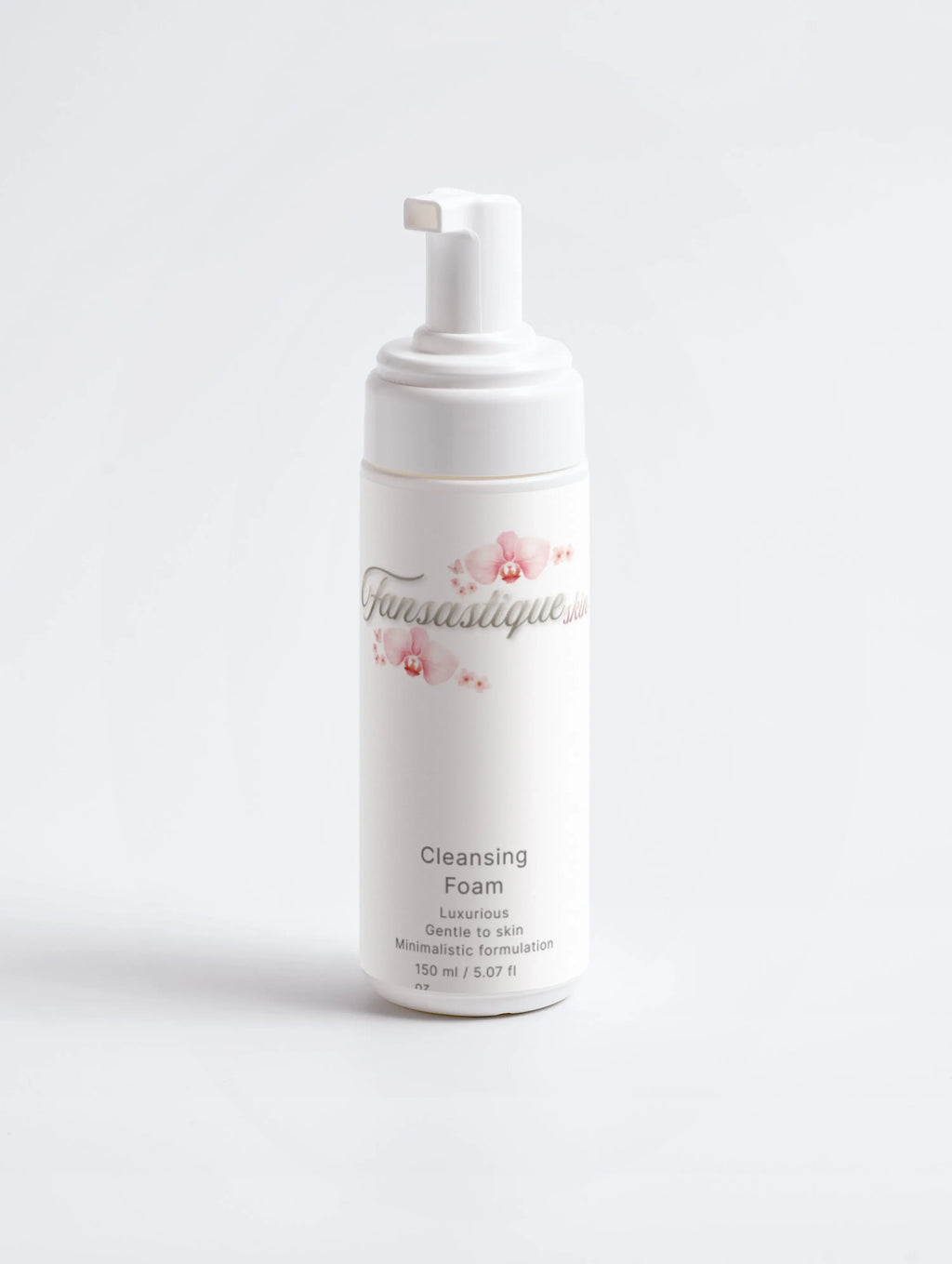 Witte fles cleansing foam met pomp en bloemenprint, luxe huidverzorging voor reinigen.