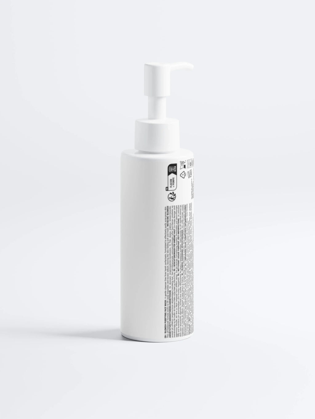 Witte skincare pompflacon met ingrediëntenlabel op witte achtergrond, luxe huidverzorging