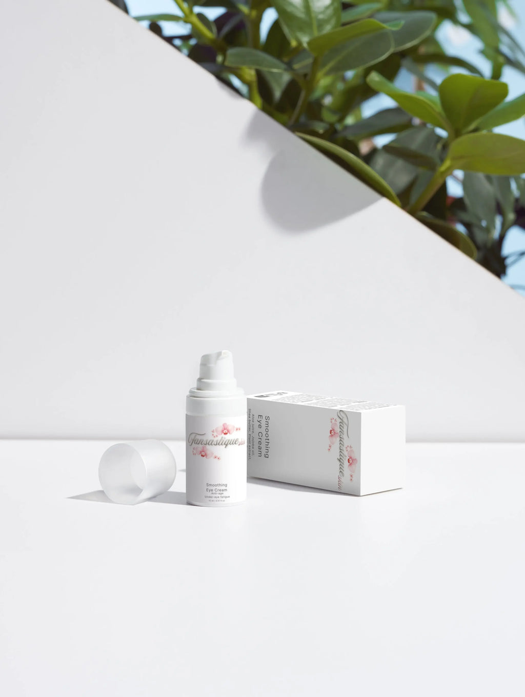 Smoothing Eye Cream flacon en doosje op witte ondergrond, skincare product met plant op achtergrond