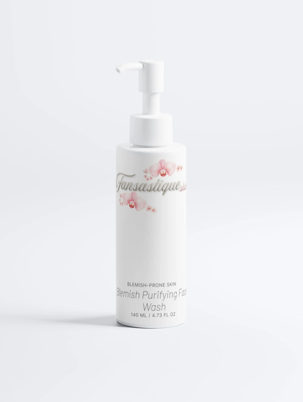 Gezicht cleanser voor onzuivere huid in witte pompflacon met roze bloemen, minimalistisch design.